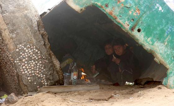 غزة - غالبية الأسر التي تعيلها نساء بحاجة ماسة إلى دعم في مجال المأوى مع اشتداد البرد