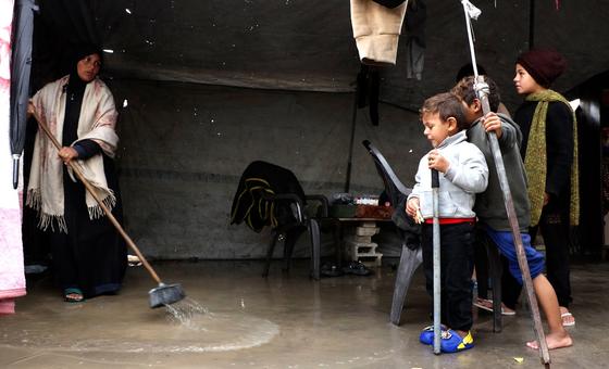 غزة - عواصف الشتاء تؤثر على 65 ألف أسرة، والخيام لا يمكن أن تكون الخيار الوحيد للمأوى