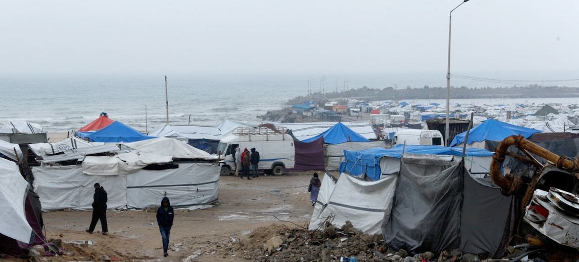 ग़ाज़ा पट्टी में बारिश की वजह से अस्थाई शरण स्थलों में रह रहे विस्थापितों के लिए नई चुनौतियाँ उपजी हैं.