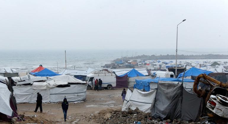 الأمطار تحوّل مخيمات النازحين في غزة إلى "كابوس شتوي"
