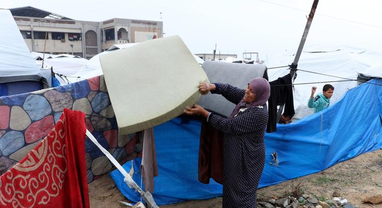 وقفت أمينة عبد الله بجانب خيمتها التي غمرتها مياه الأمطار. وبالإرهاق، علّقت البطانيات المبللة على الحبال لتجف.