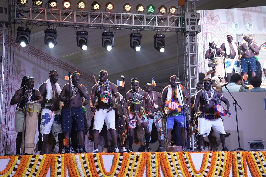 अमूर्त साँस्कृतिक धरोहर के संरक्षण के लिए अंतर-सरकारी समिति के 20वें सत्र में जश्न मनाते प्रतिभागी.
