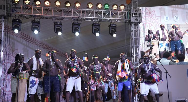 अमूर्त साँस्कृतिक धरोहर के संरक्षण के लिए अंतर-सरकारी समिति के 20वें सत्र में जश्न मनाते प्रतिभागी.