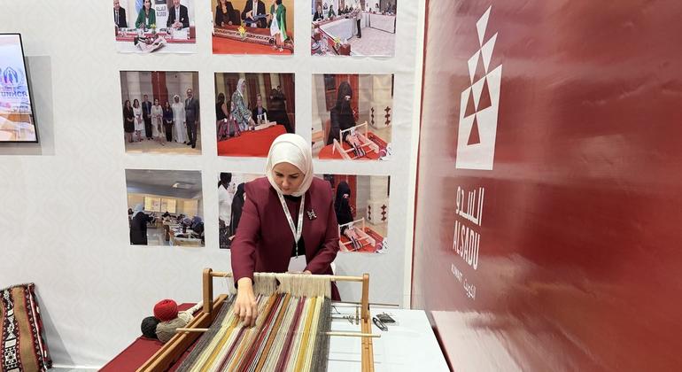 मसिराह अलनेज़ी ने बताया कि कुवैत और मिस्र में पारम्परिक बेदुईन बुनाई किस तरह शरणार्थी महिलाओं के लिए सम्मान और आजीविका का सहारा बन रही है.