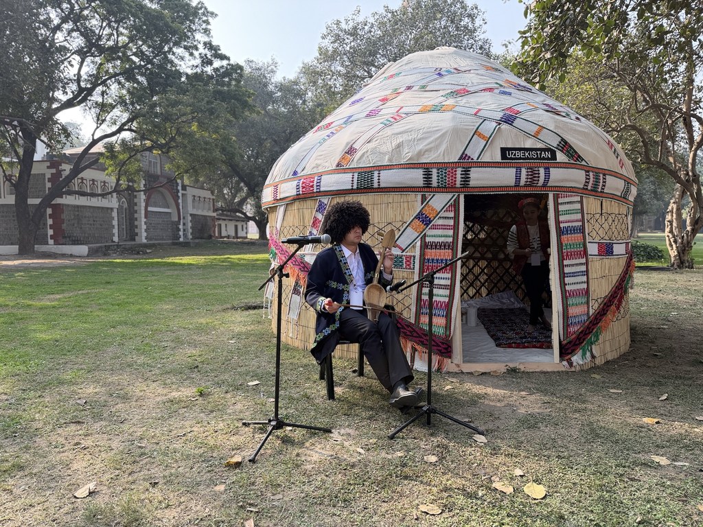 उज़्बेकिस्तान की कोबिज़ वाद्य को बनाने और बजाने की कला.
