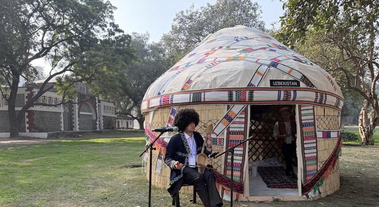 उज़्बेकिस्तान की कोबिज़ वाद्य को बनाने और बजाने की कला.