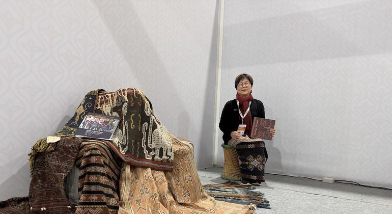 प्रदर्शनी स्थल पर प्रदर्शित इंडोनेशियाई वस्त्र.