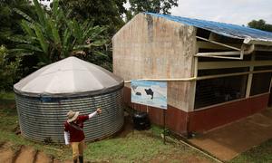 El agua recogida en tanques se convierte en potable en la selva amazónica colombiana gracias a filtros de arena, carbón y luz ultravioleta a través de un proyecto de AMEXCID y la FAO.