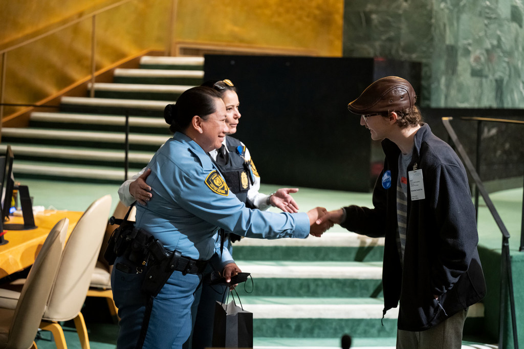 Kale rencontre au siège des Nations Unies l'inspectrice Paula Goncalvez et l'officier Garneth Lim.