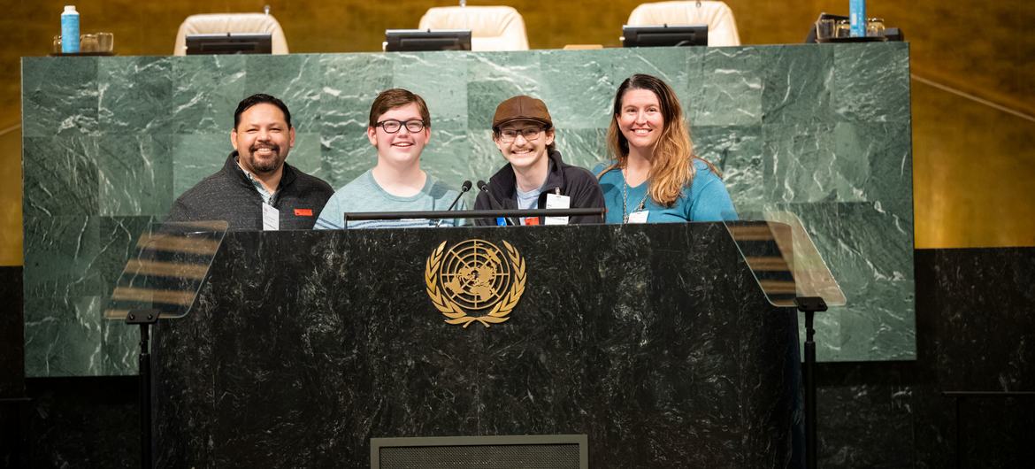 Кэйл и его семья в зале заседаний Генеральной Ассамблеи ООН.