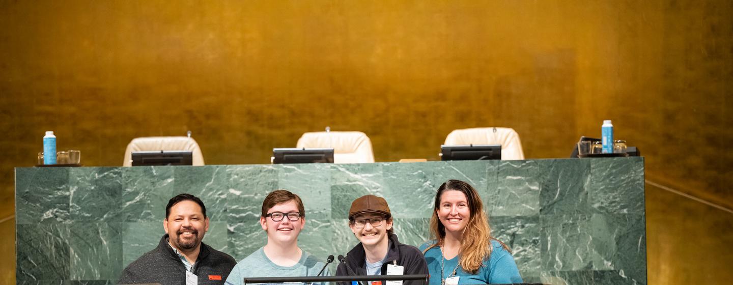 El beneficiario de Make a Wish visita la ONU con su familia. Aquí, en el podio de la Asamblea General