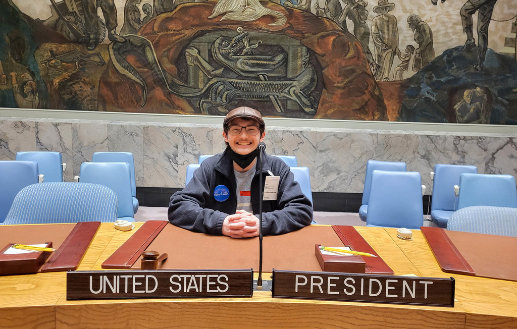 Kaloenic Ilac, "Kale", lleva un año luchando contra el cáncer. Su sueño de ir a la ONU se hizo realidad cuando la Fundación Make-a-Wish le concedió a él y a su familia su deseo. Aquí, posa sentado con orgullo en el Consejo de Seguridad.