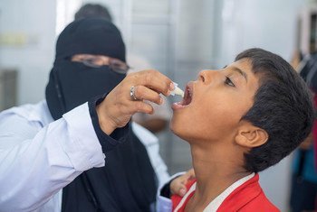 Un agent de santé administre un vaccin contre le choléra à un jeune garçon au Yémen.
