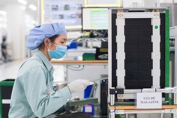 一名女工在越南北宁省的一家电子厂操作机器。