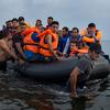 Лодка с мигрантами у берегов греческого острова Лесбос в Эгейском море.  