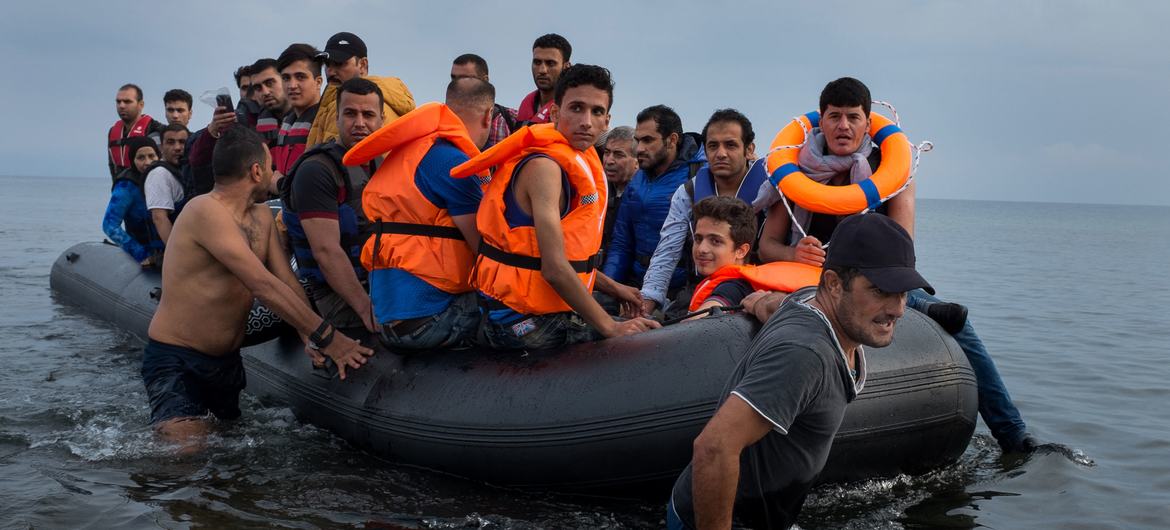یک قایق لاستیکی بزرگ پر از پناهجویان در جزیره لسبوس در منطقه دریای اژه شمالی به ساحل نشست.  (فایل)