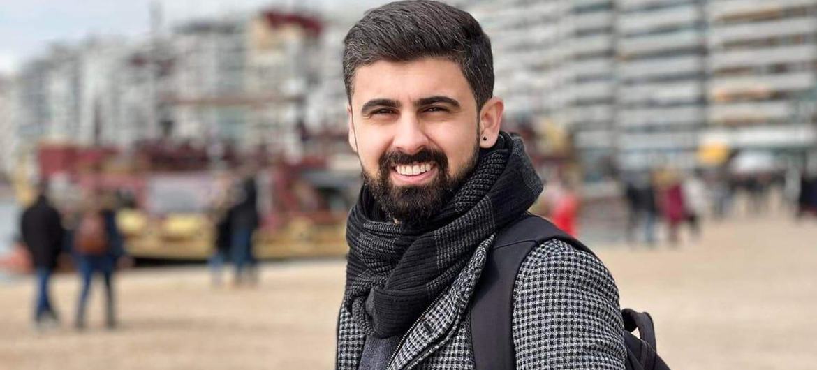 يعيش آرام في اليونان منذ عام 2016 عندما غادر العراق ومنذ ذلك الحين بدأ في بناء حياة جديدة لنفسه.