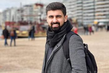 يعيش آرام في اليونان منذ عام 2016 عندما غادر العراق ومنذ ذلك الحين بدأ في بناء حياة جديدة لنفسه.
