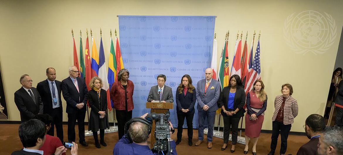 كيميهيرو إيشيكاني (في الوسط)، الممثل الدائم لليابان لدى الأمم المتحدة، يتحدث إلى الصحفيين، نيابة عن الموقعين على الالتزامات المشتركة للمرأة والسلام والأمن، حول وضع المرأة في أفغانستان. 