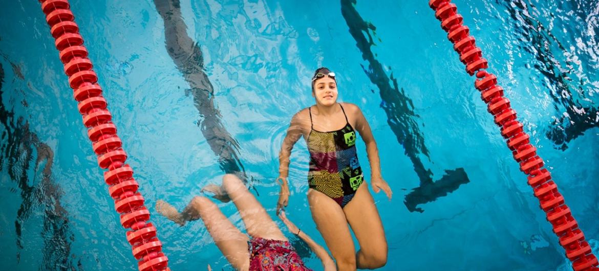 Uma das acusadas é a ativista e nadadora Sarah Mardini (dir.). Com a irmã Yusra Mardini (esq.) integrou a equipe de refugiados em duas olimpíadas