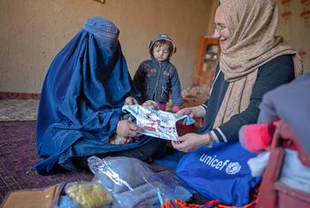 اليونيسف توزع مجموعات مستلزمات الأطفال حديثي الولادة في مقاطعة بدخشان بأفغانستان.