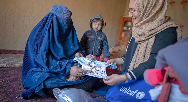 اليونيسف توزع مجموعات مستلزمات الأطفال حديثي الولادة في مقاطعة بدخشان بأفغانستان.