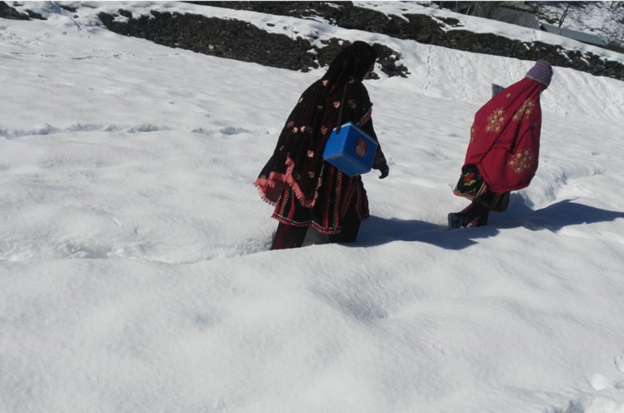 سلامتی کے خدشات کے علاوہ طبی کارکنوں کو پولیو ویکسین کی مہم میں شدید موسمی حالات کا سامنا بھی رہتا ہے۔