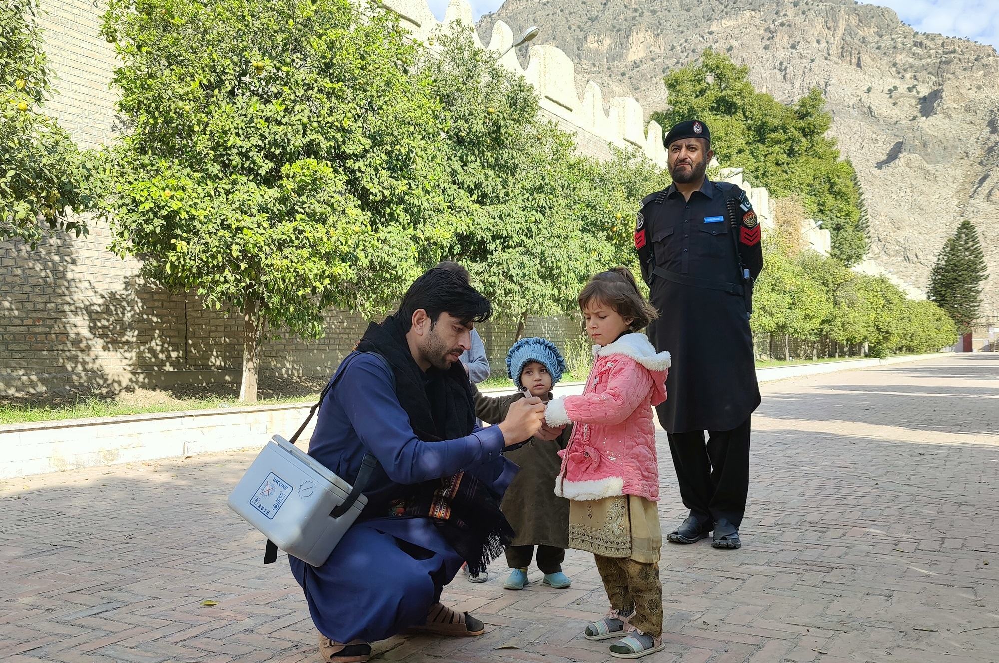 حکومت کو پولیو ویکسین پلانے کی مہمات میں طبی عملے کی سلامتی کے لیے پولیس تعینات کرنا پڑتی ہے۔