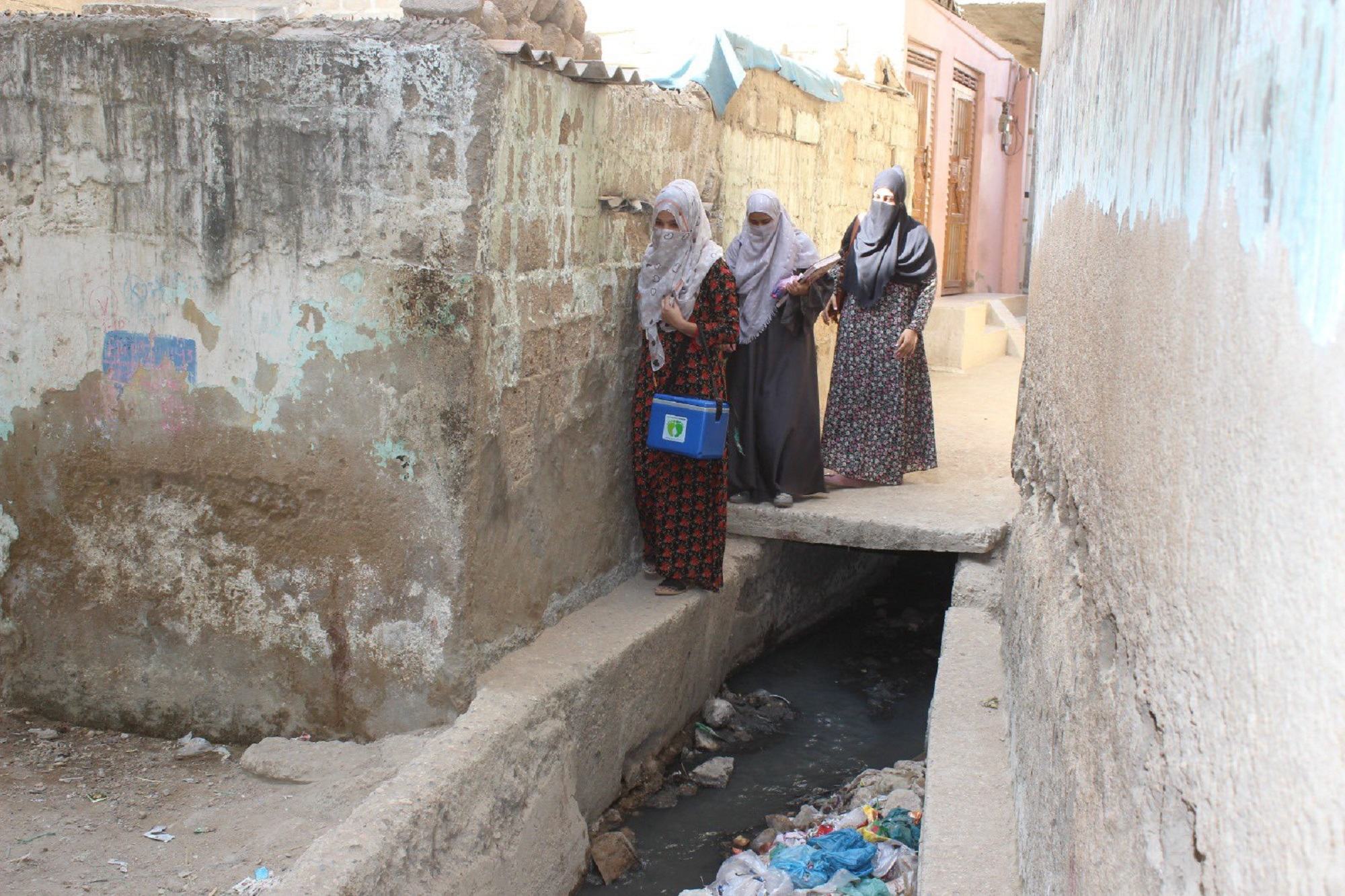 طبی کارکن مشکل راستوں سے گزر کر گھر گھر جا کر بچوں کو پولیو کے قطرے پلاتے ہیں۔