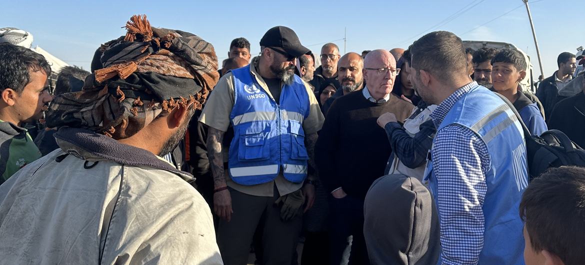 El coordinador residente y coordinador humanitario interino se reúne con palestinos desplazados en Rafah, al sur de Gaza.