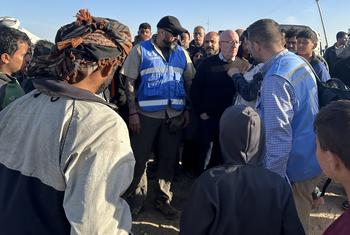 El coordinador residente y coordinador humanitario interino se reúne con palestinos desplazados en Rafah, al sur de Gaza.