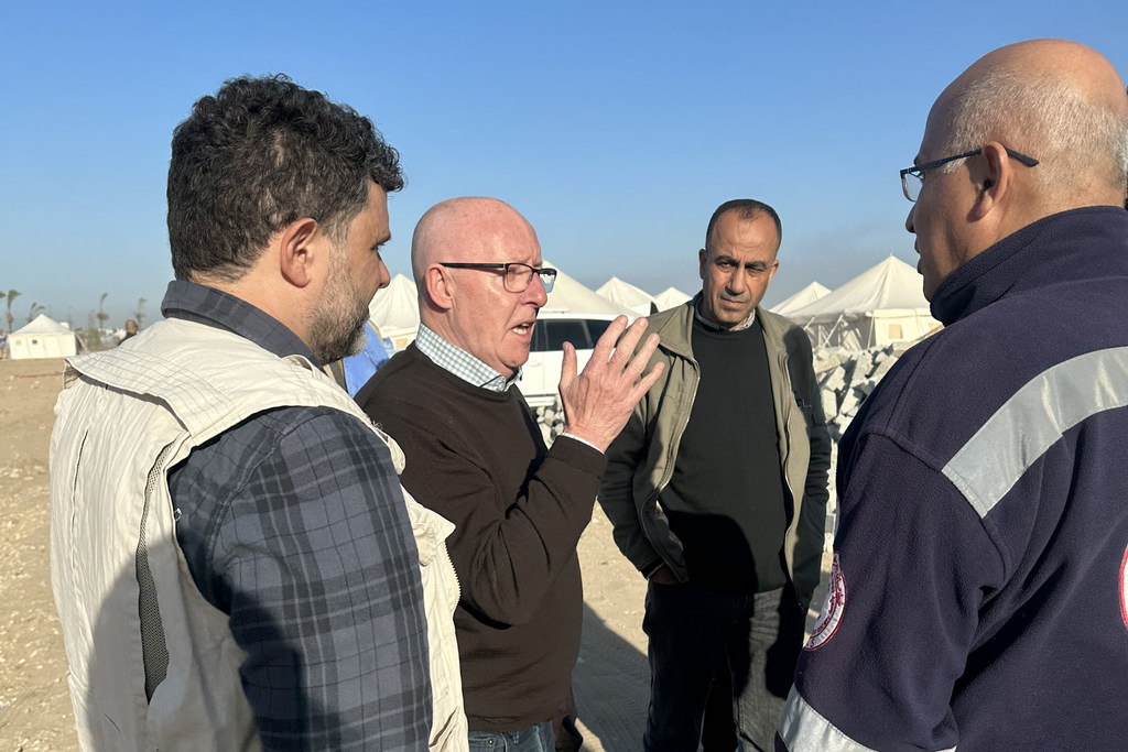 Jamie McGoldrick, Coordinateur humanitaire par intérim dans le territoire palestinien occupé, rencontrant des représentants du Croissant-Rouge palestinien à Rafah, dans le sud de Gaza