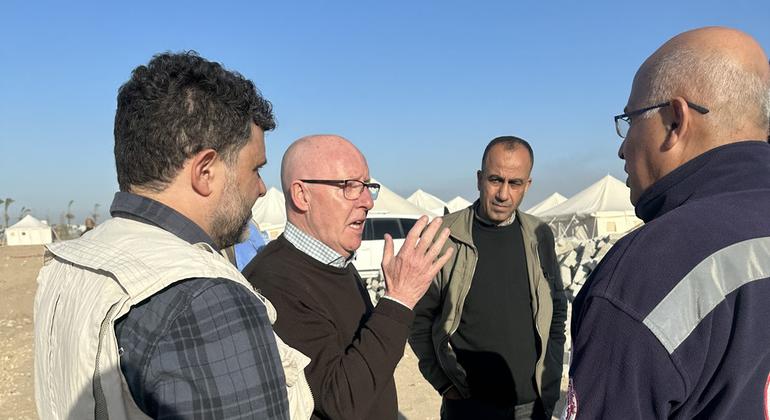 Coordenador humanitário no Território Palestino Ocupado, Jamie McGoldrick, reunindo-se com Representantes do Crescente Vermelho Palestino em Rafah