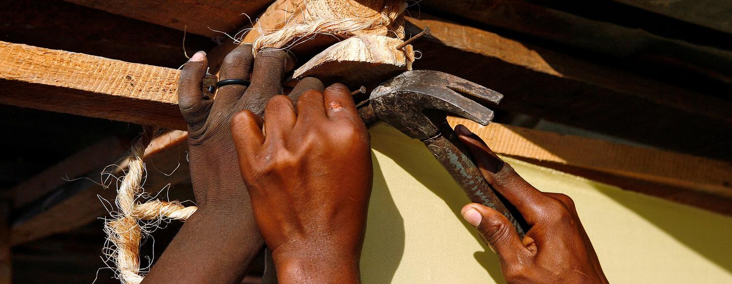 Les Haïtiens déplacés construisent des maisons de fortune dans les stades