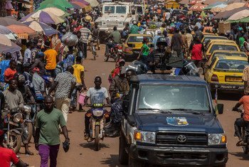 Une scène de marché animée en République centrafricaine.
