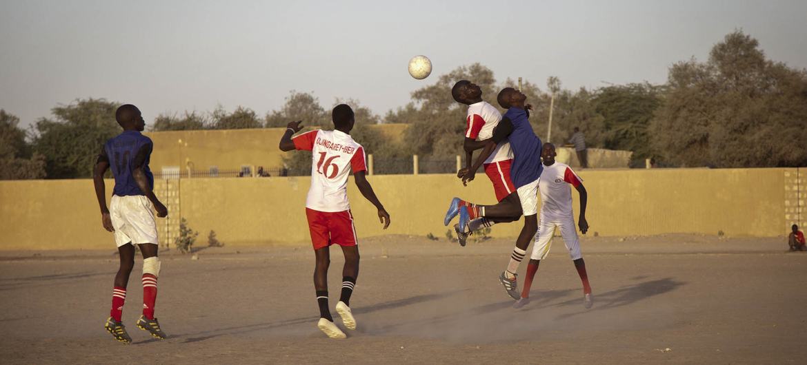 शांति निर्माण प्रयासों के तहत उत्तरी माली के टिम्बकटू में एक फ़ुटबॉल मैच खेलते हुए.