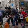 सीरिया के अलेप्पो में, भूकम्प प्रभावित समुदाय, एक पाइप के ज़रिए पानी हासिल करते हुए.
