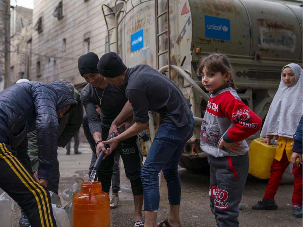 المجتمعات في حلب تحصل على المياه النظيفة بعد الزلزال الذي ضرب المنطقة.