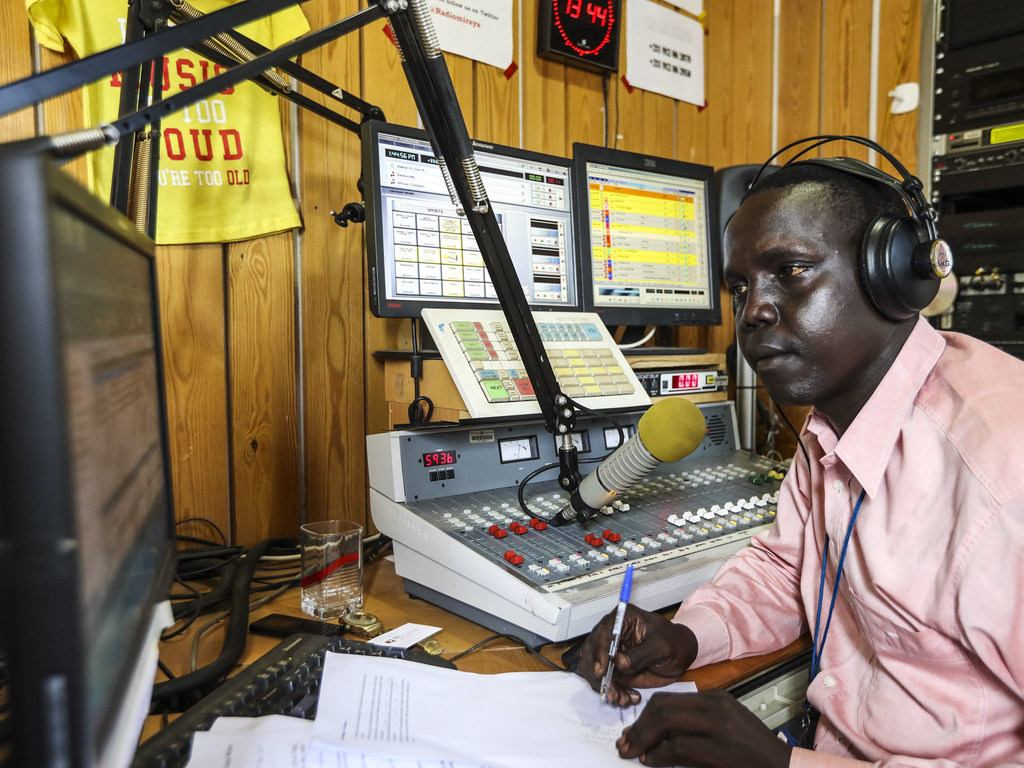 दक्षिण सूडान में रेडियो मिराया से कार्यक्रम प्रसारित करते हुए एक रेडियो पत्रकार.