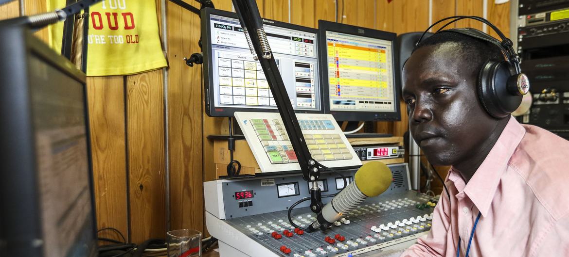 Un periodista en la estación de Radio Miraya, en Sudán del Sur.