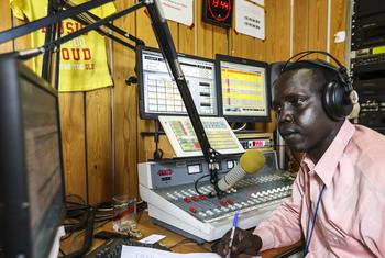 一名记者在南苏丹的米拉亚广播电台进行广播。