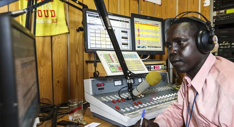 Un periodista en la estación de Radio Miraya, en Sudán del Sur.