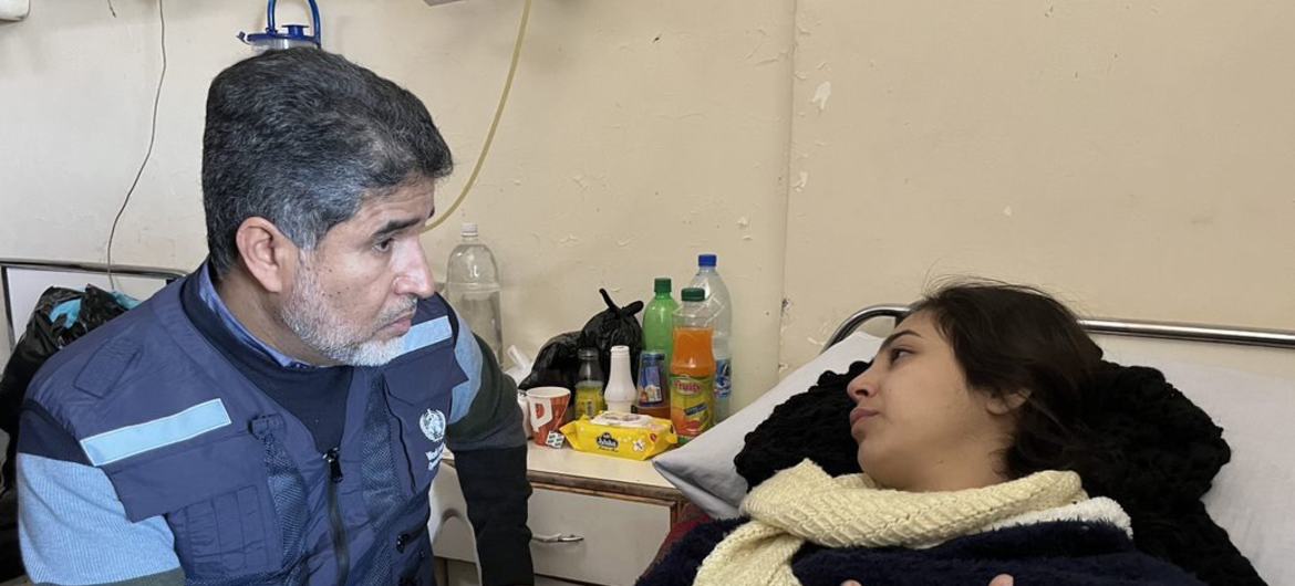 دكتور أحمد المنظري المدير الإقليمي لمنظمة الصحة العالمية لإقليم شرق المتوسط، يستمع إلى شابة مصابة بسبب الزلزال في اللاذقية، سوريا