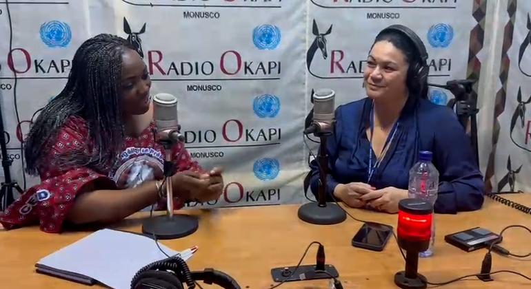No Dia Mundial da Rádio de 2024, a chefe da Rádio Okapi, Joyce Fernandes de Pina (à direita), e Theresa Kankou, responsável pelas relações entre a Rádio Okapi e as rádios públicas, conversam com o poder do rádio.