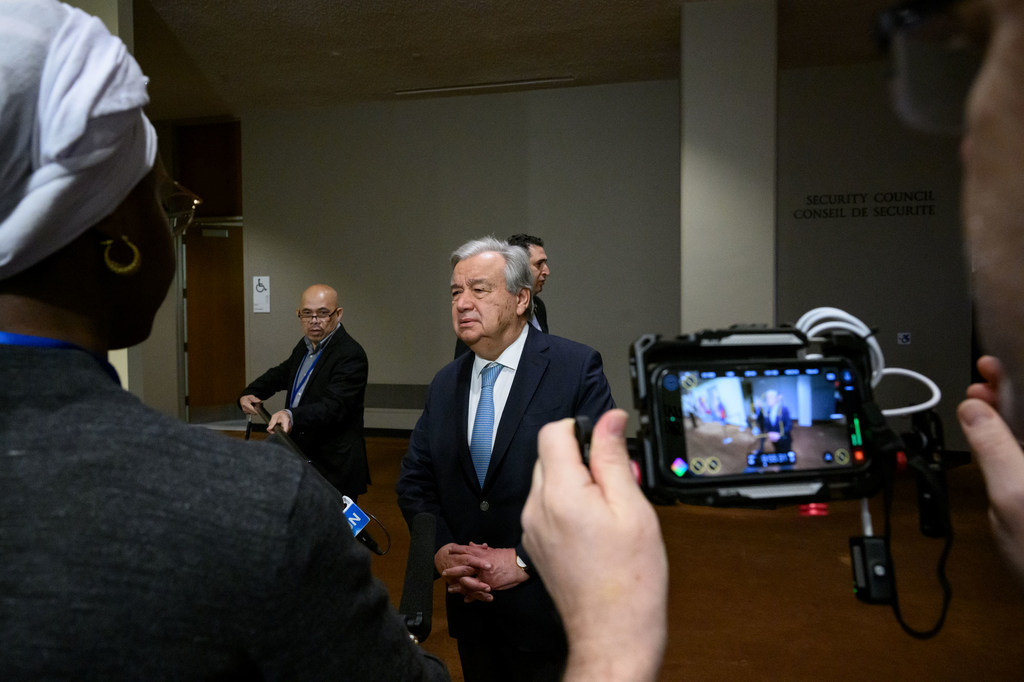 秘书长古特雷斯在联合国总部就加沙局势向媒体发表讲话。