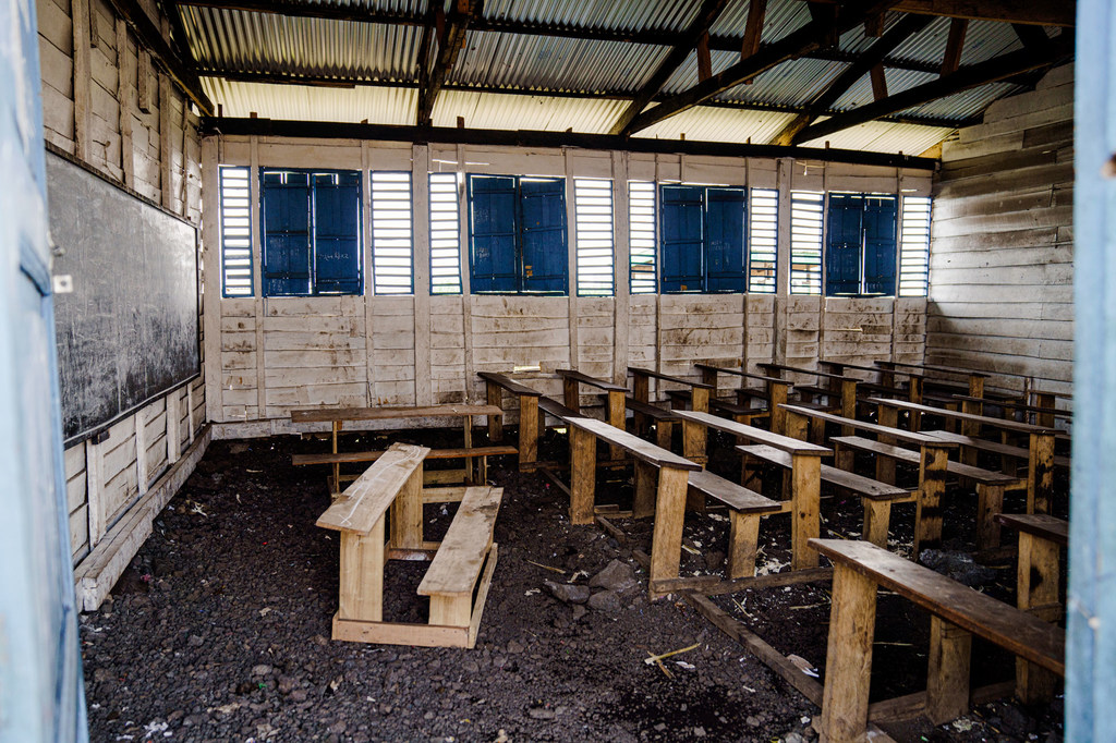 Une salle de classe d'une école primaire soutenue par l'UNICEF dans un camp de personnes déplacées près de Goma, dans l'est de la RDC, reste vide. Une salle de classe d'une école primaire soutenue par l'UNICEF dans un camp de personnes déplacées près de Goma, dans l'est de la RDC, reste vide.