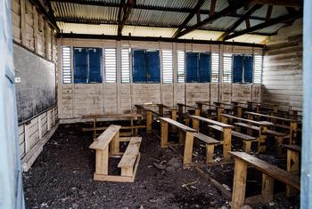 Uma sala de aula em uma escola primária apoiada pela Unicef em um campo para deslocados perto de Goma, no leste da RD Congo, permanece vazia