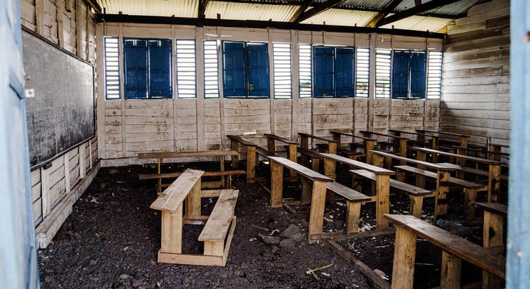 Un aula de una escuela primaria apoyada por UNICEF en un campo de desplazados cerca de Goma, en el este de la República Democrática del Congo, permanece vacía.