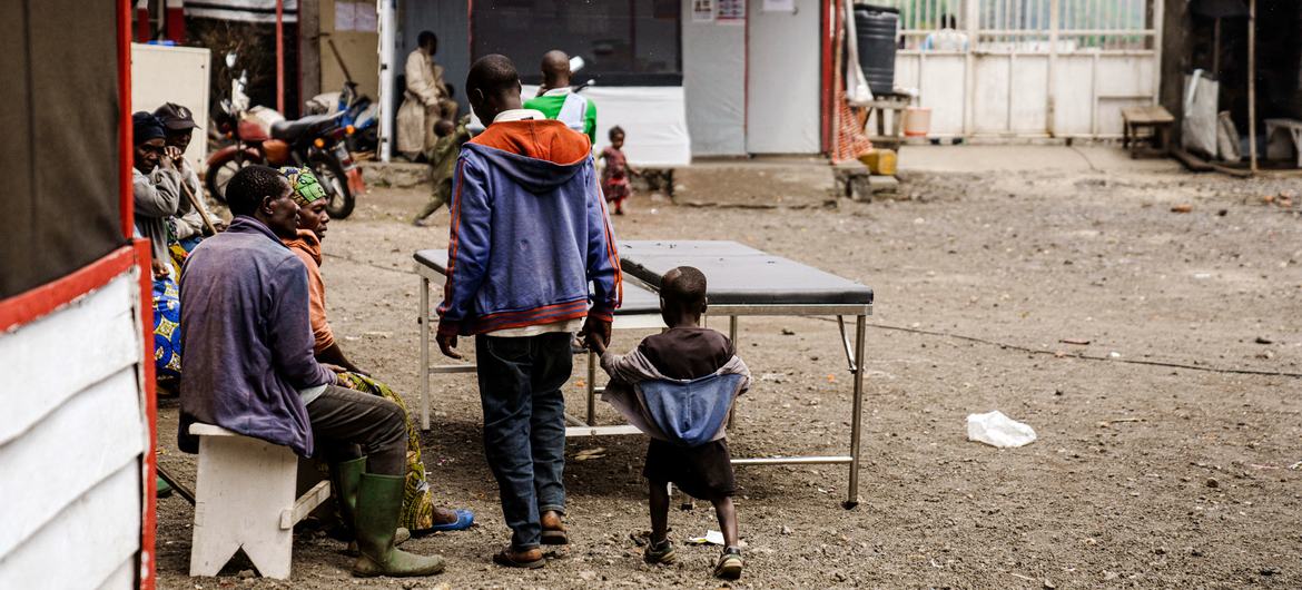 Um pai leva seu filho ferido para tratamento em um hospital perto de Goma, no leste da República Democrática do Congo