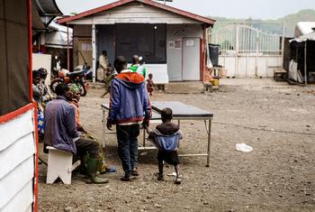 Baba akimpeleka mwanawe aliyejeruhiwa kwa matibabu katika hospitali karibu na Goma, mashariki mwa Jamhuri ya Kidemokrasia ya Congo.